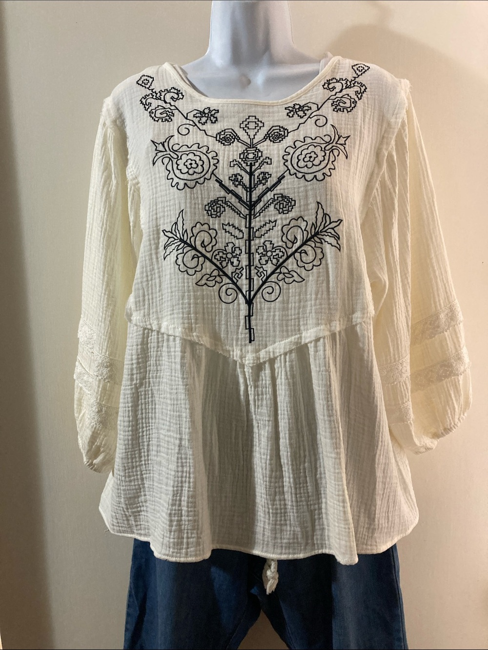 NWOT, WONDERLY, size medium. 
Lovely cream w/black embroidery. 
Never worn.